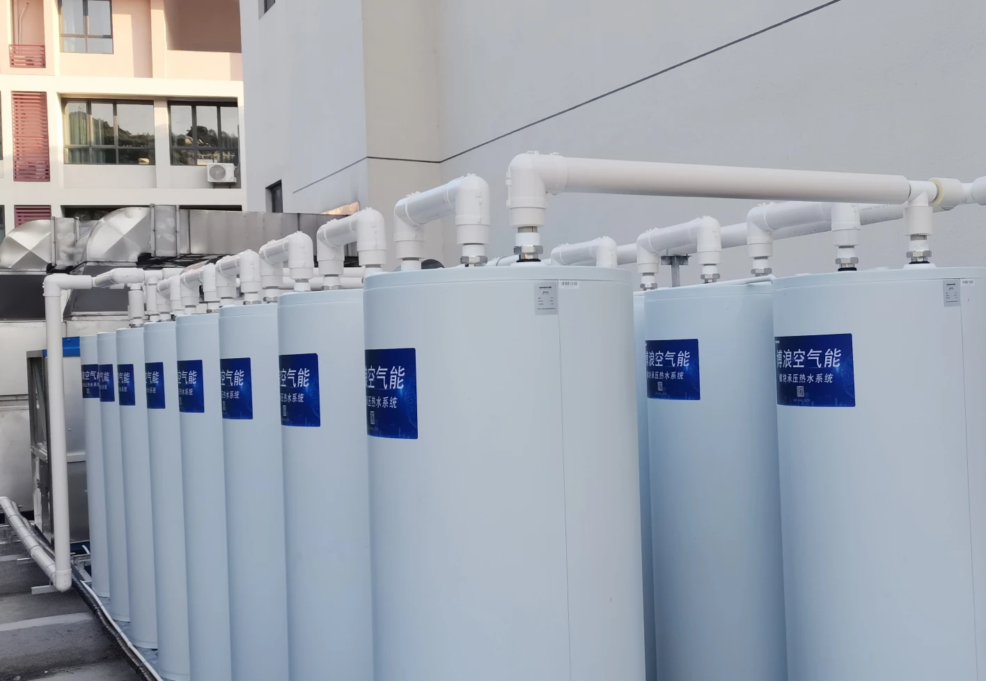 新昌县礼泉小学热水系统水箱与管路