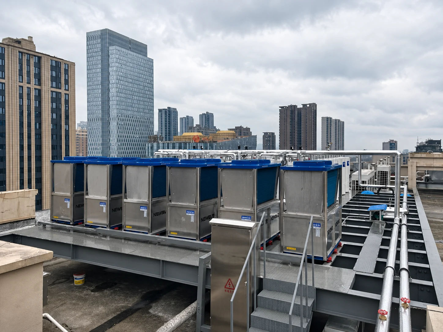 博浪商用空气能热泵热水机城市屋顶多机组工程现场